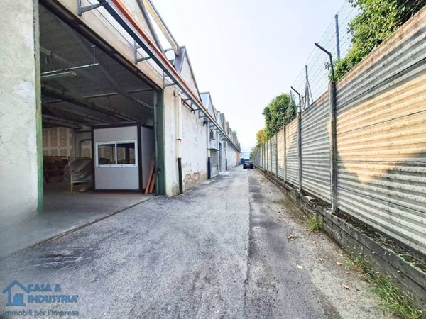 locale commerciale in vendita ad Arcore