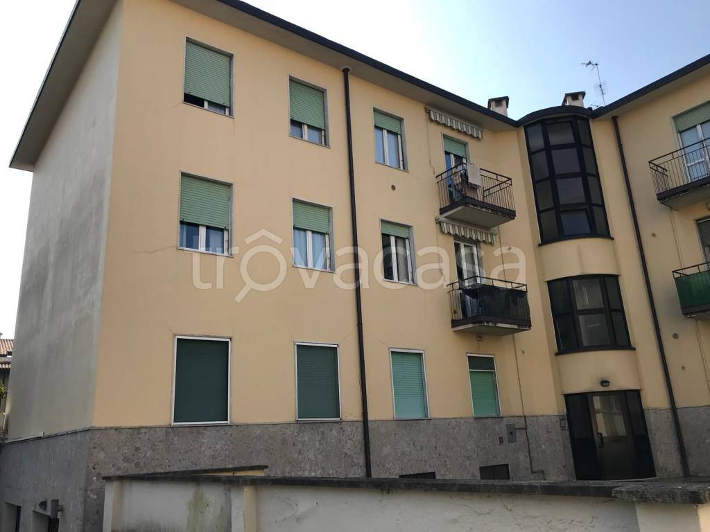 locale commerciale in vendita ad Arcore