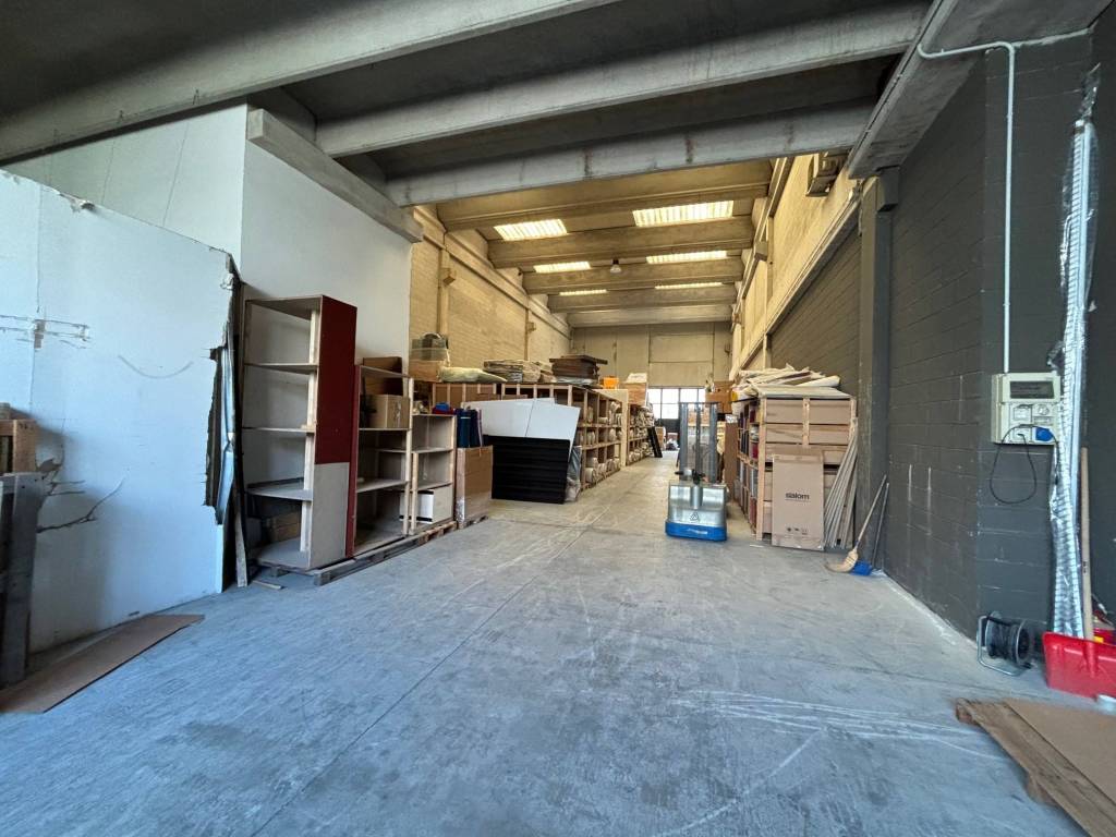 locale commerciale in vendita ad Arcore
