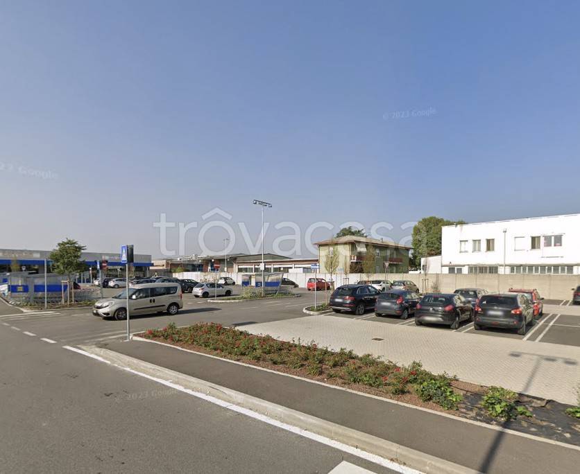 locale commerciale in vendita ad Arcore