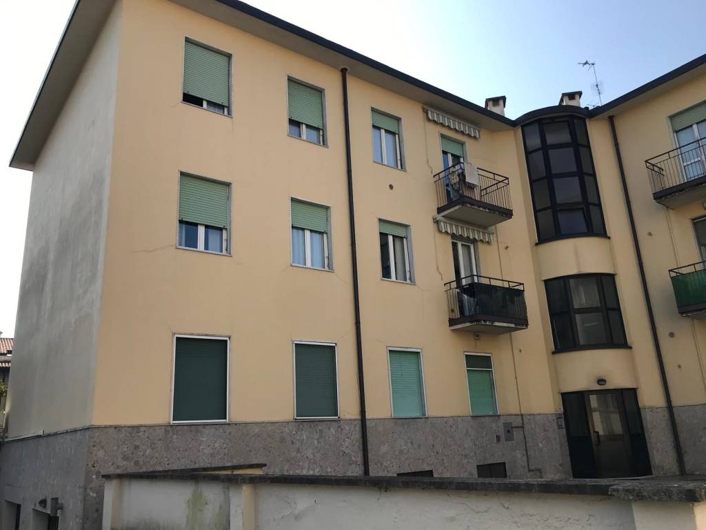 locale commerciale in vendita ad Arcore