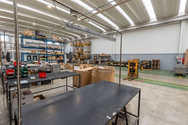 capannone in vendita ad Arcore