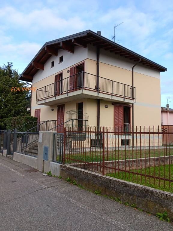 casa indipendente in vendita ad Arcore