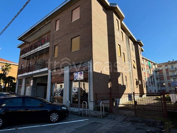 negozio in vendita ad Arcore