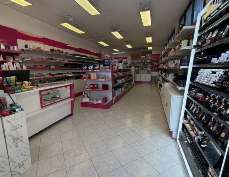 negozio in vendita ad Arcore