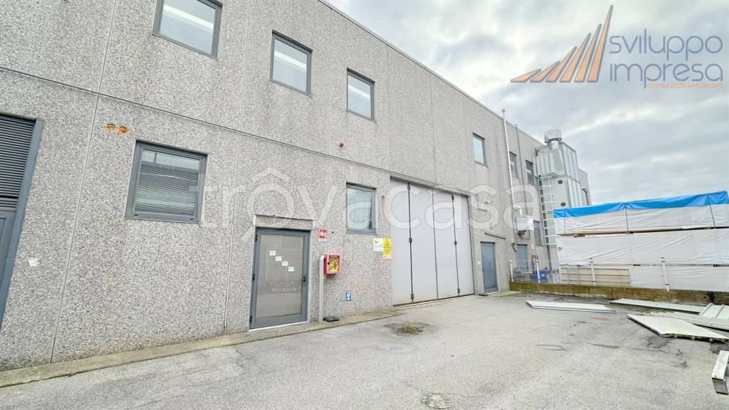 locale commerciale in vendita ad Arcore