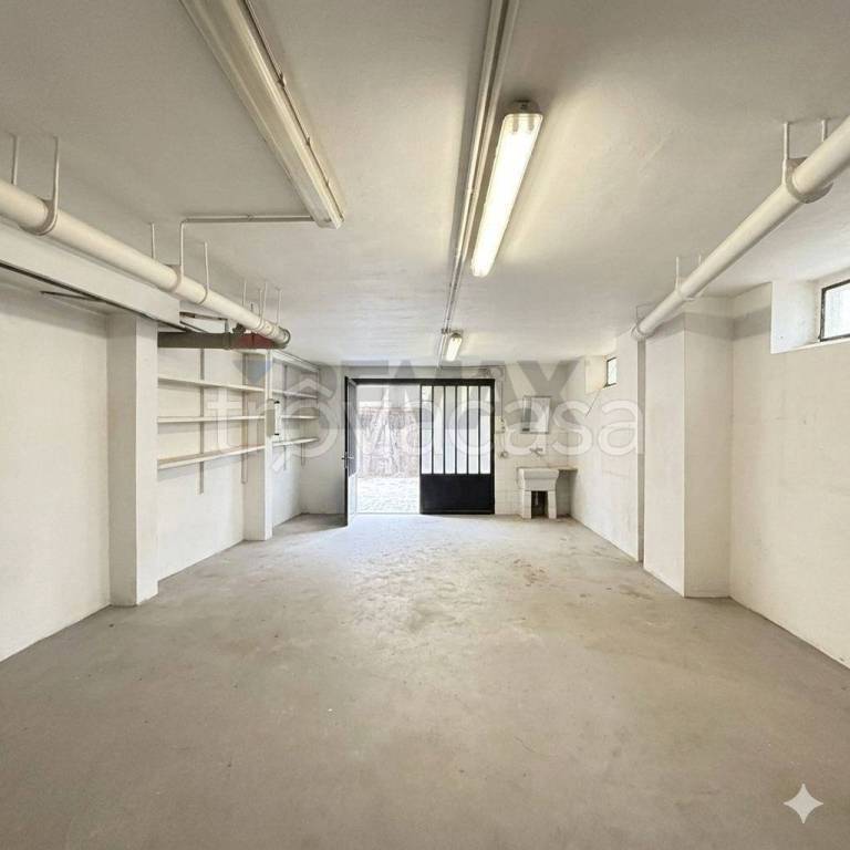 negozio in vendita ad Arcore