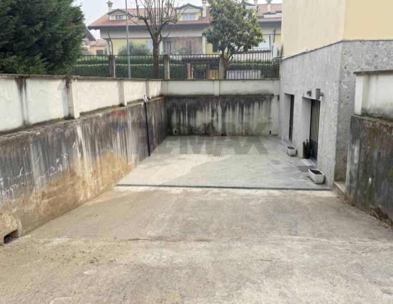 locale commerciale in vendita ad Arcore