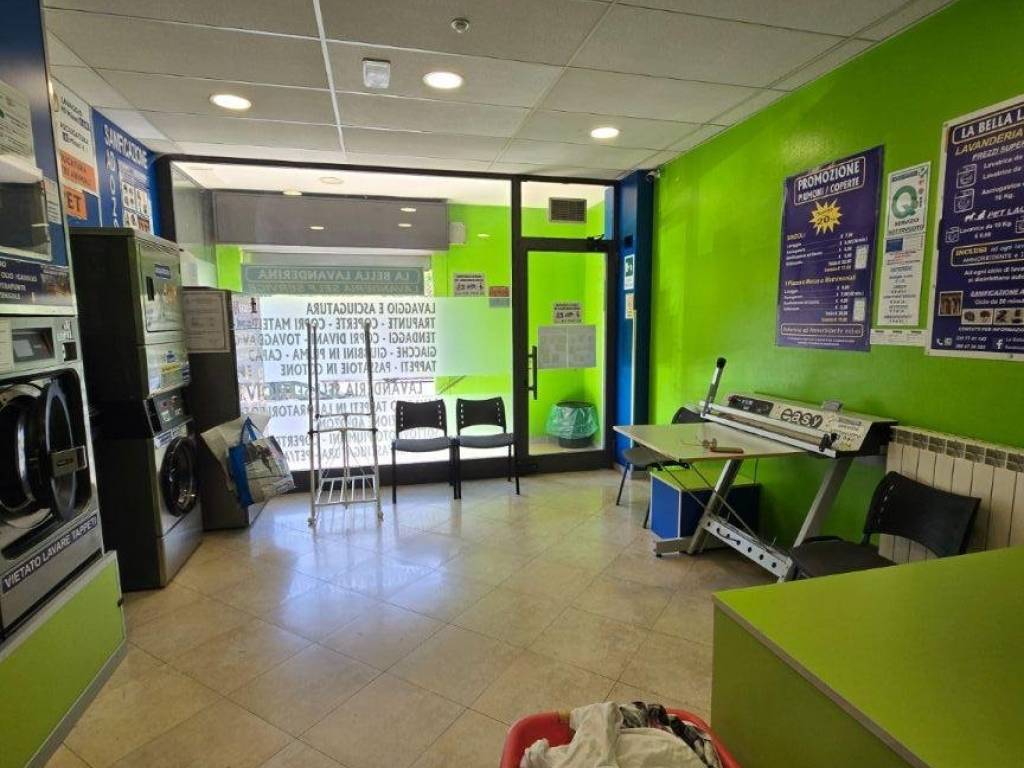 negozio in vendita ad Arcore