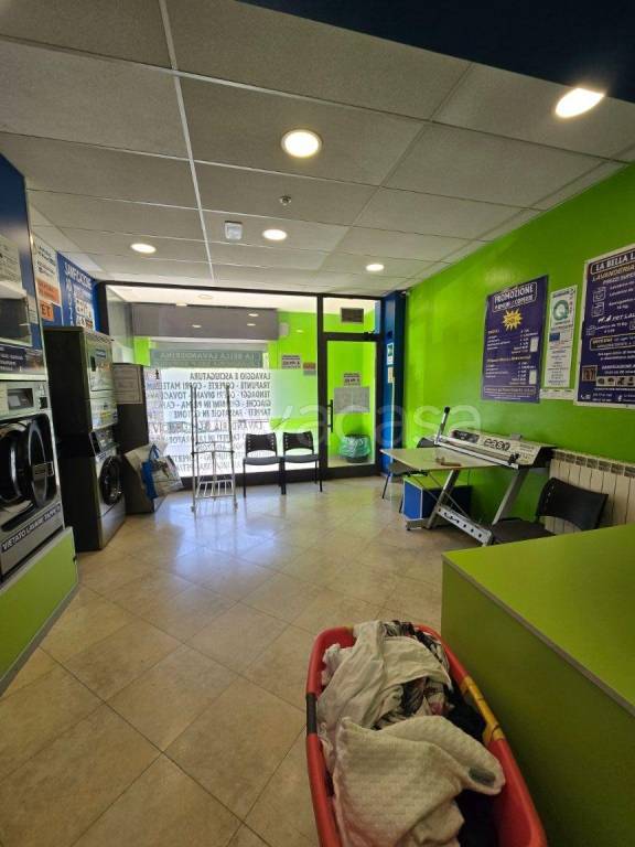 negozio in vendita ad Arcore