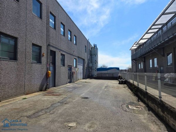 locale commerciale in vendita ad Arcore