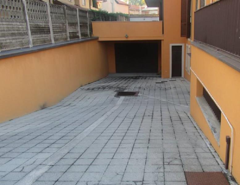 locale commerciale in vendita ad Arcore