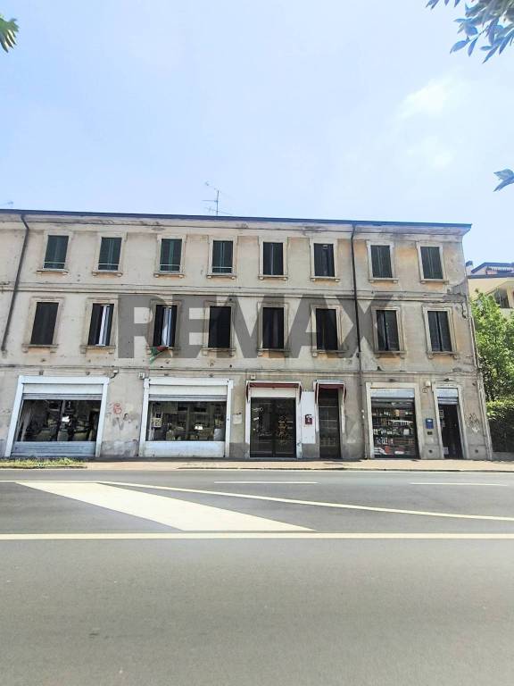 negozio in vendita ad Arcore
