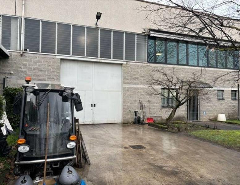 locale commerciale in vendita ad Arcore