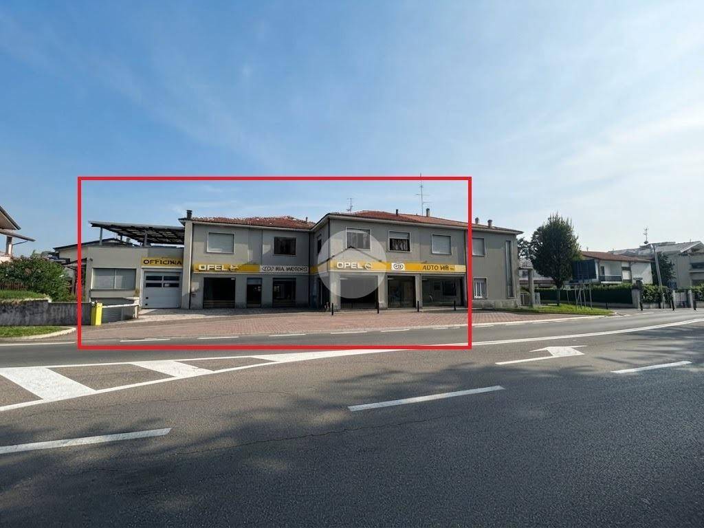 locale commerciale in vendita ad Arcore