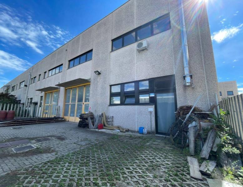 locale commerciale in vendita a Barlassina