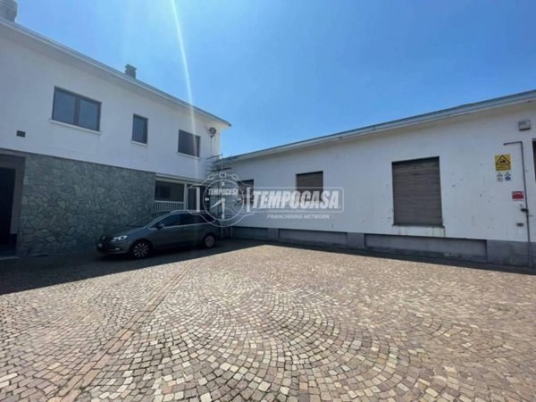 locale commerciale in vendita a Barlassina