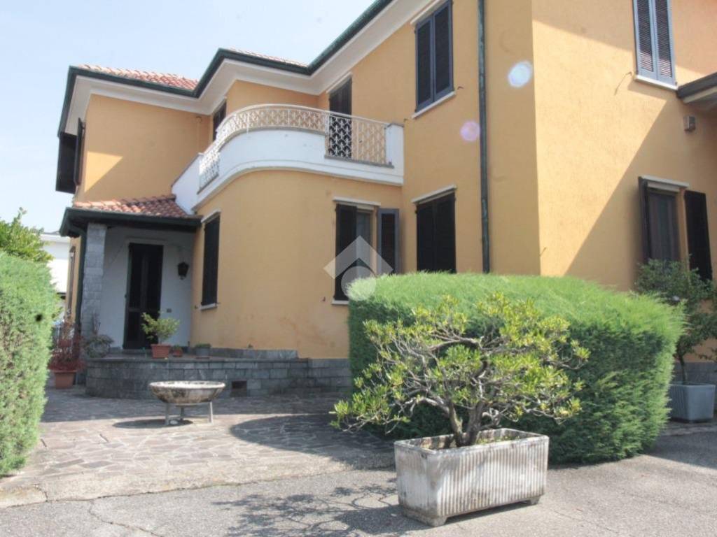casa indipendente in vendita a Bellusco