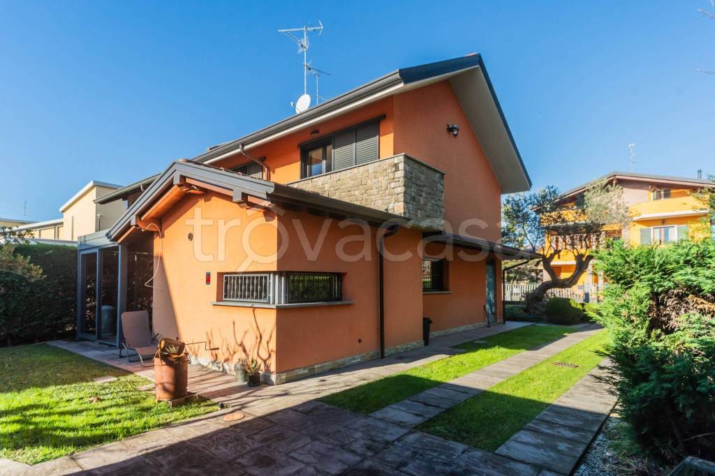 casa indipendente in vendita a Bellusco