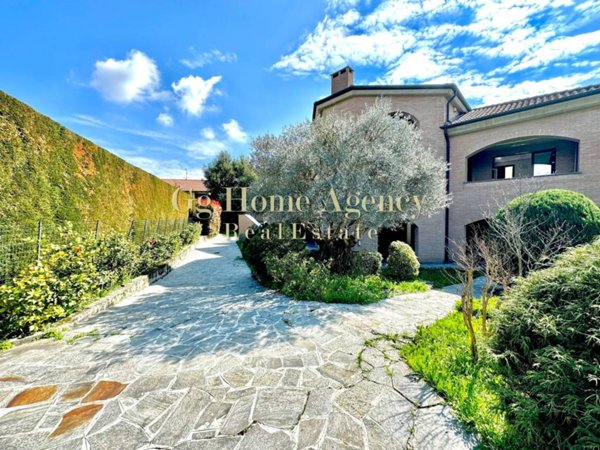 casa indipendente in vendita a Bernareggio