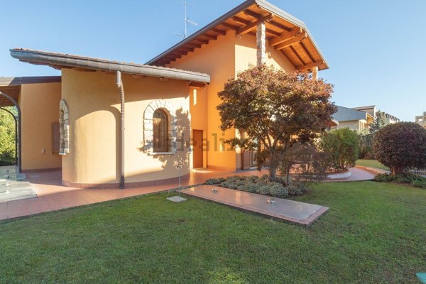 casa indipendente in vendita a Bernareggio
