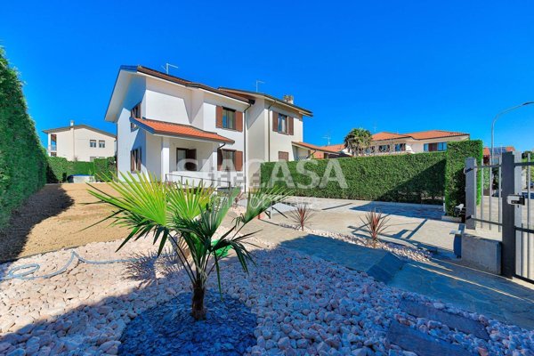 casa indipendente in vendita a Bernareggio