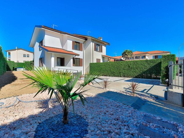 casa indipendente in vendita a Bernareggio