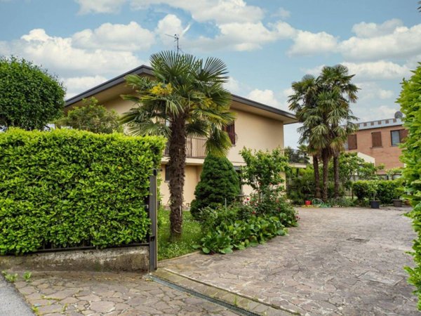 casa indipendente in vendita a Bernareggio