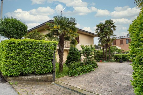 casa indipendente in vendita a Bernareggio