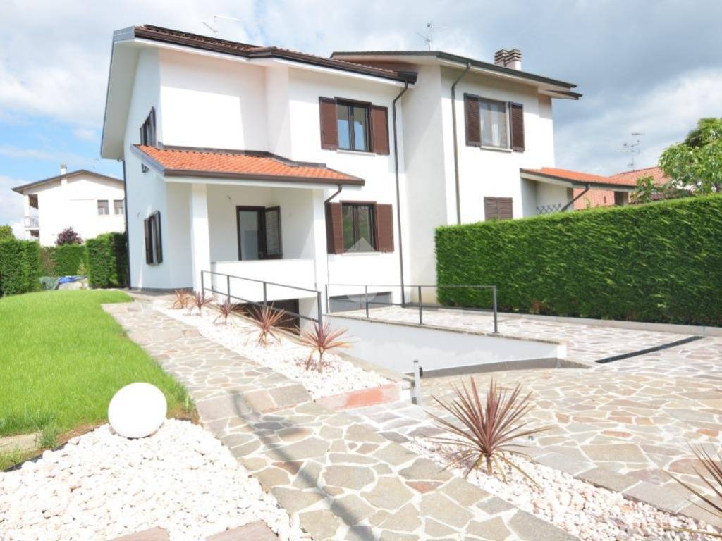 casa indipendente in vendita a Bernareggio