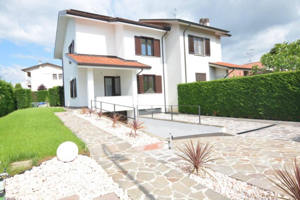 casa indipendente in vendita a Bernareggio