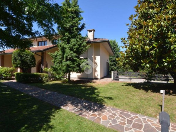 casa indipendente in vendita a Bernareggio