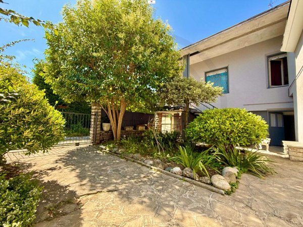 casa indipendente in vendita a Bernareggio