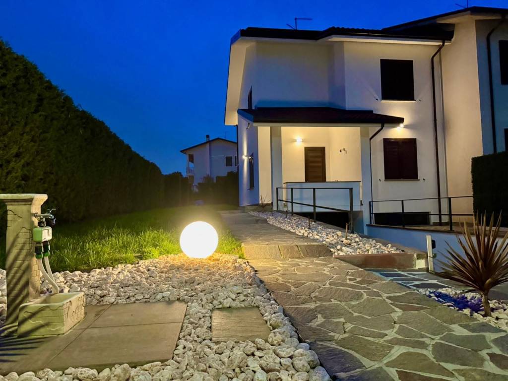 casa indipendente in vendita a Bernareggio