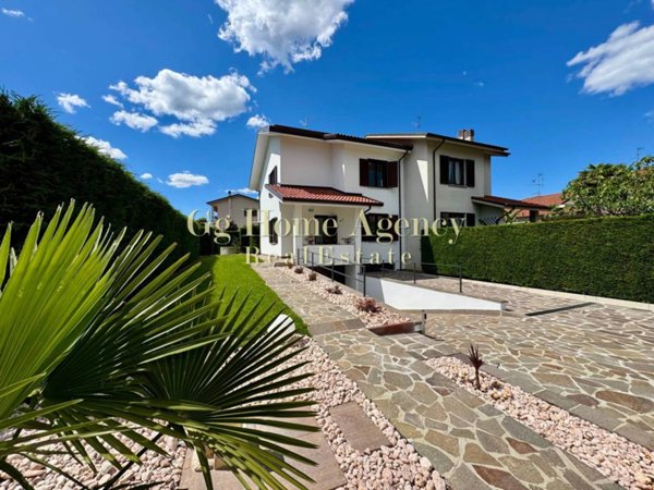casa indipendente in vendita a Bernareggio