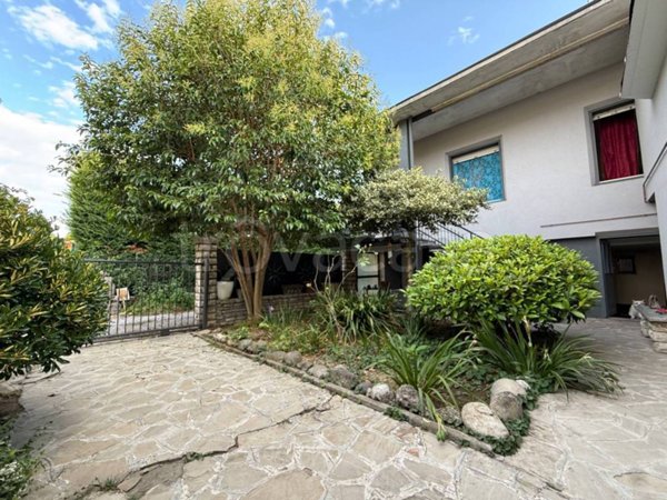 casa indipendente in vendita a Bernareggio