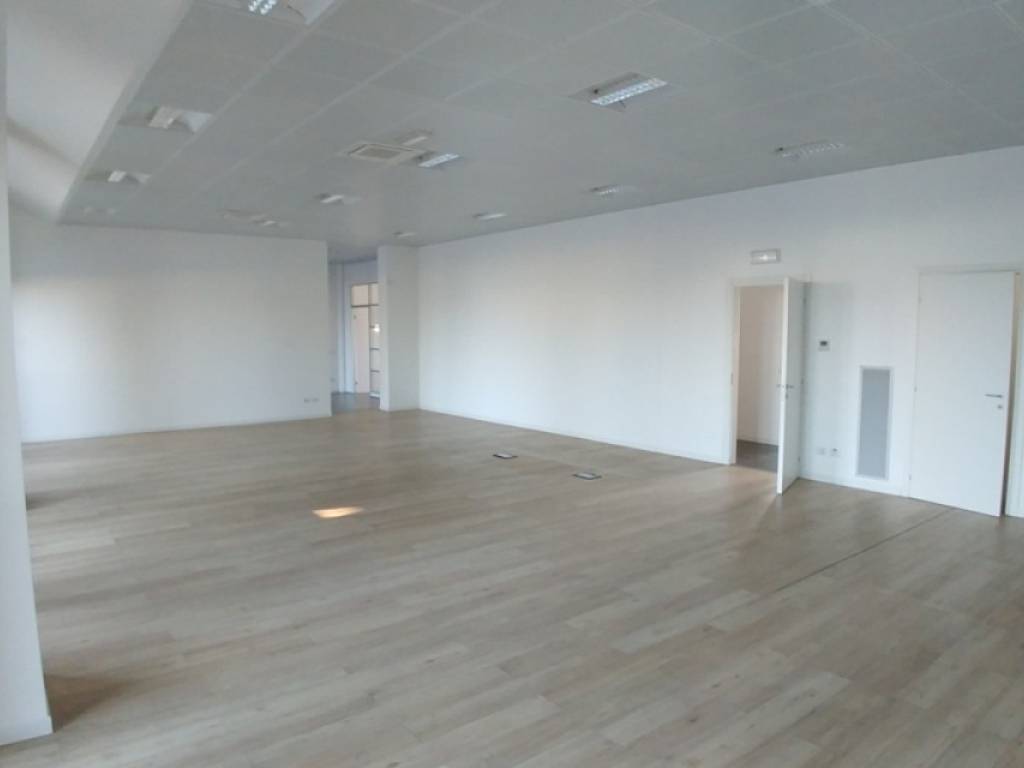 negozio in vendita a Bernareggio