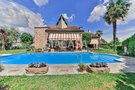 casa indipendente in vendita a Bernareggio