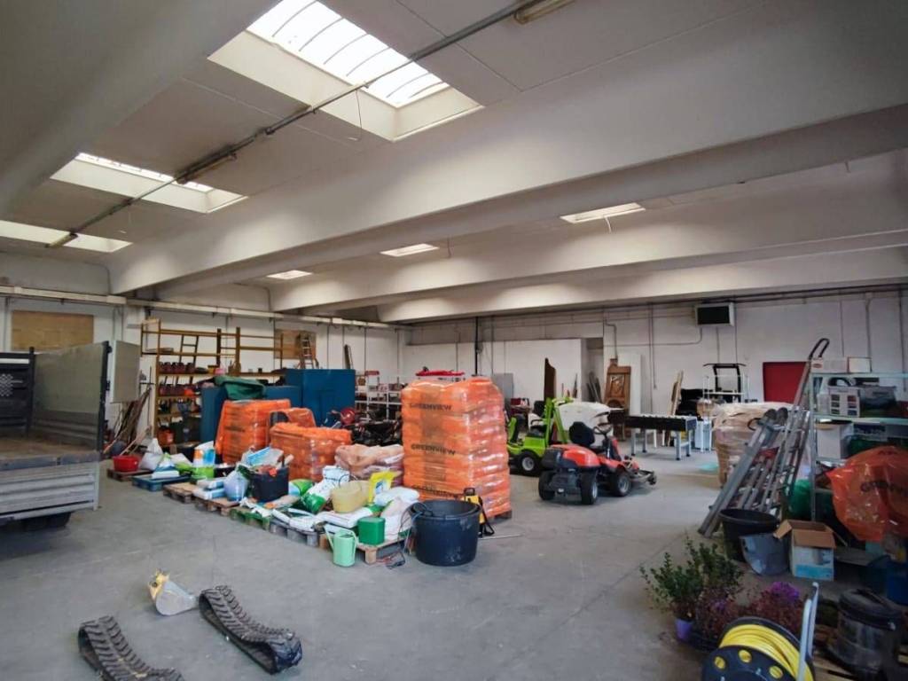 locale commerciale in vendita a Bernareggio