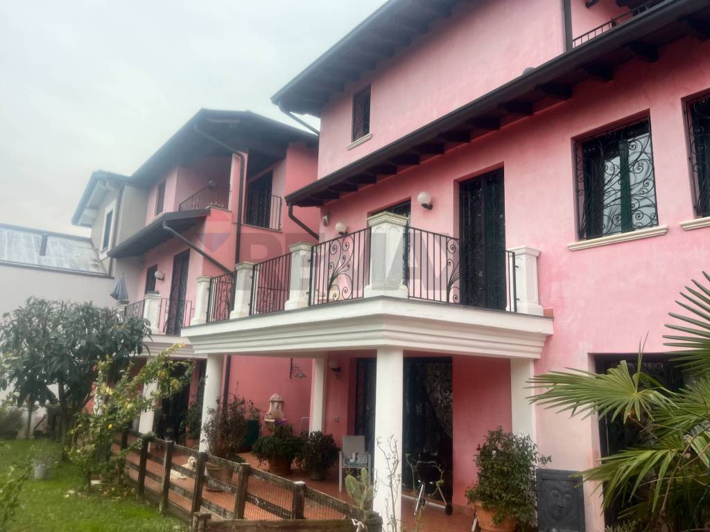 casa indipendente in vendita a Bernareggio