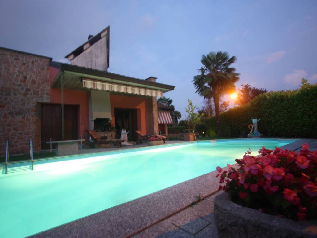 casa indipendente in vendita a Bernareggio in zona Villanova