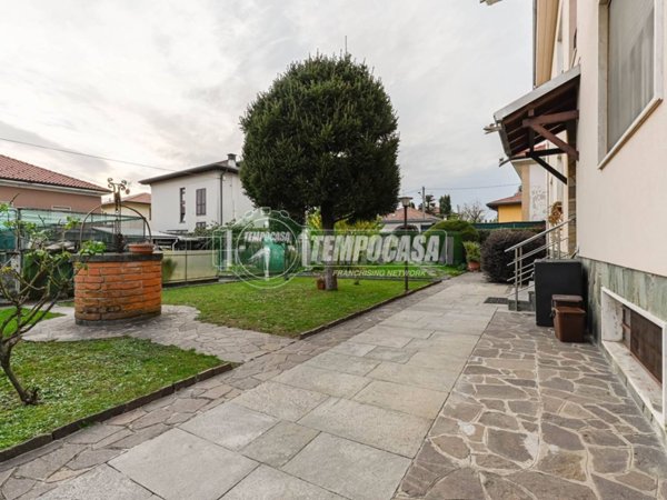 appartamento in vendita a Bernareggio in zona Villanova