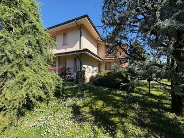 casa indipendente in vendita a Bernareggio