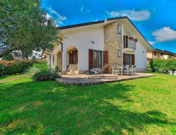 casa indipendente in vendita a Bernareggio in zona Villanova