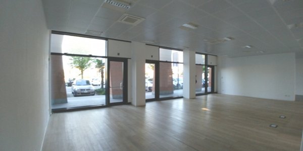 negozio in vendita a Bernareggio in zona Villanova