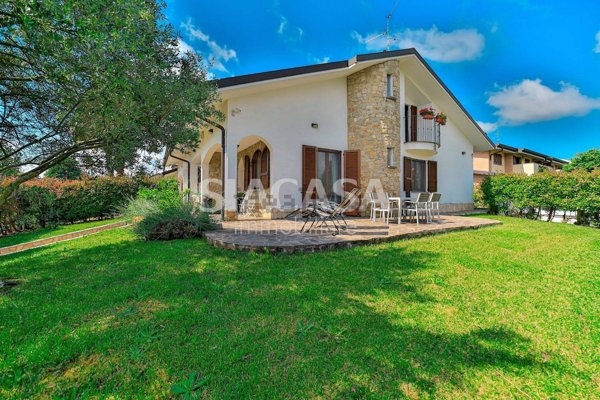 casa indipendente in vendita a Bernareggio in zona Villanova