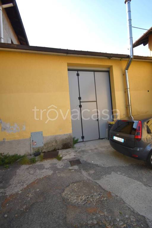 locale commerciale in vendita a Bernareggio