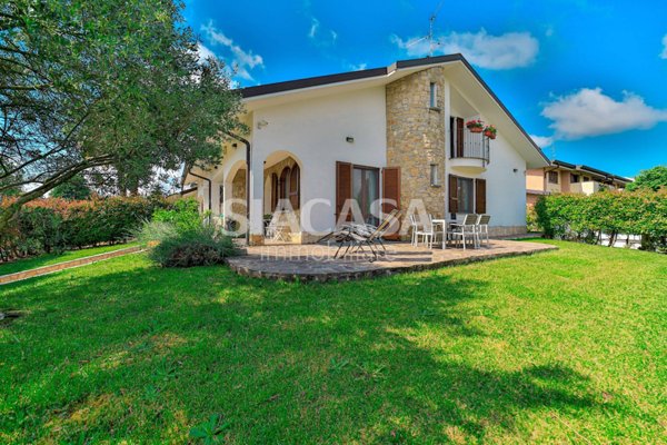 casa indipendente in vendita a Bernareggio in zona Villanova