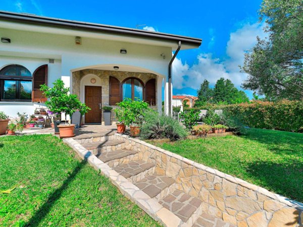 casa indipendente in vendita a Bernareggio in zona Villanova