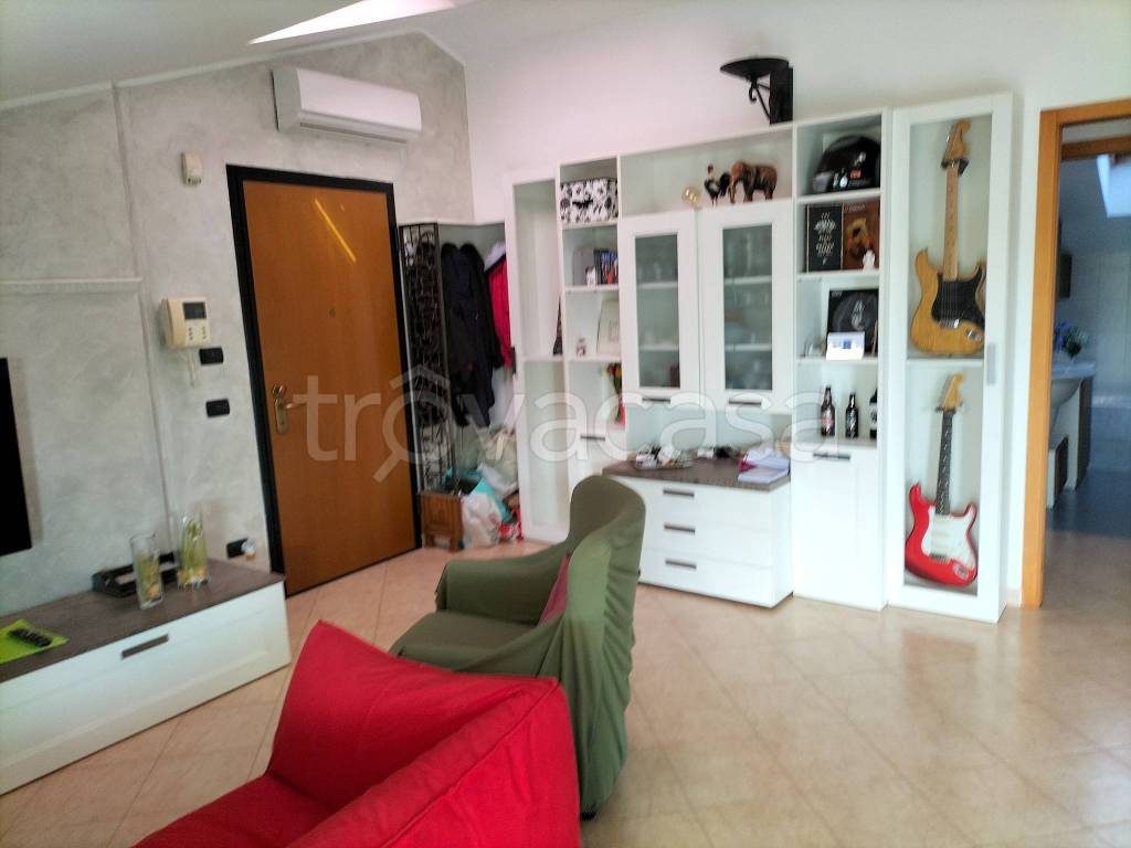 appartamento in vendita a Besana in Brianza in zona Montesiro